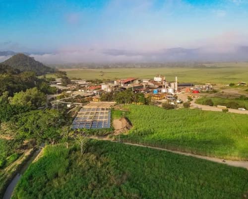 Vista aérea del ingenio Azucarera Chumbagua rodeado de cañaverales