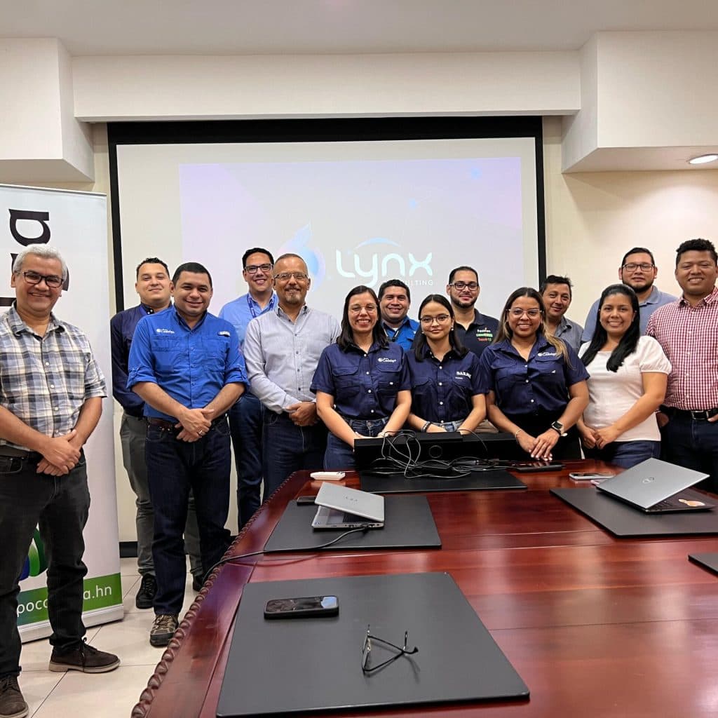 Equipo de Grupo Cadelga reunido en una sala de capacitación