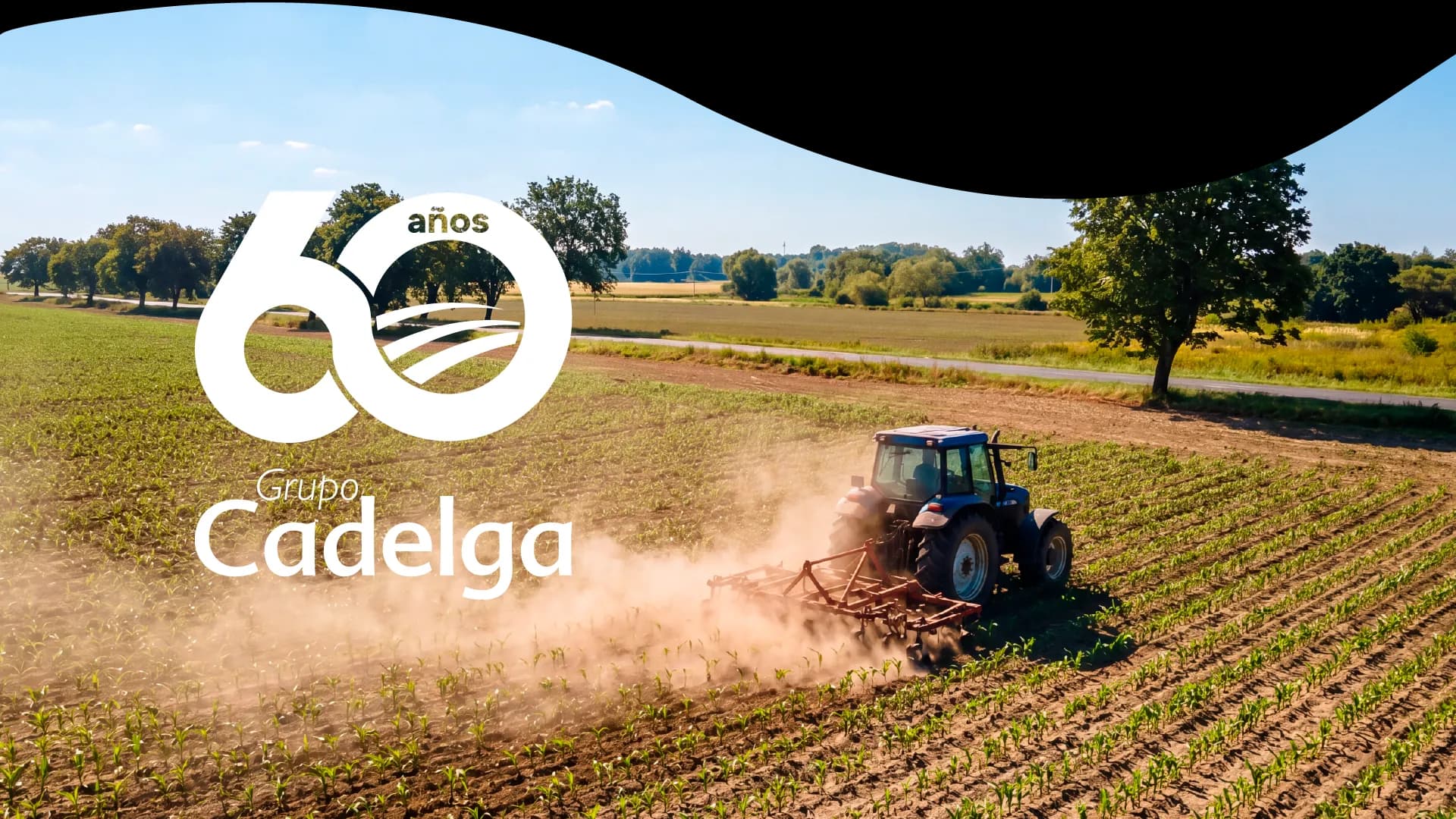 Logo de los 60 años de Grupo Cadelga sobre un tractor preparando el campo